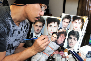 Illustration for article titled Man Repaints Celebrity Dolls for Amazing Accuracy